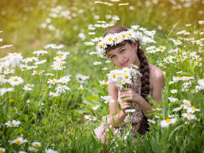 foto de niña jugando con flores 