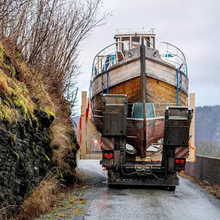 Båttransport på Vestlandet er ikkje for sarte sjeler! 