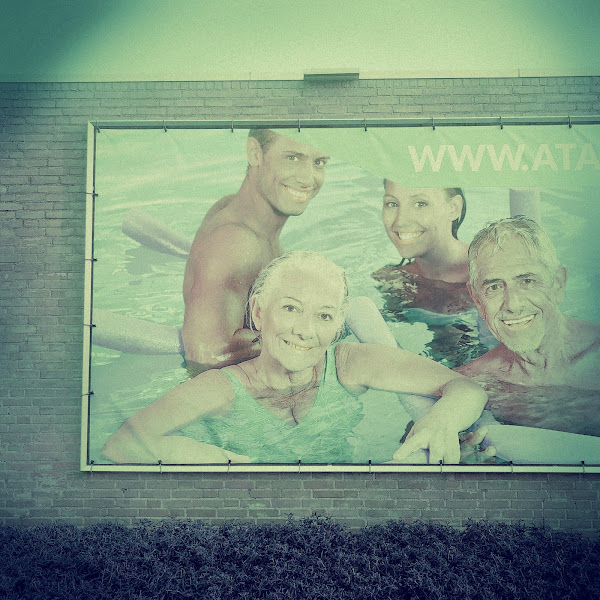 Reclameaffiche met foto van mensen in zwembad