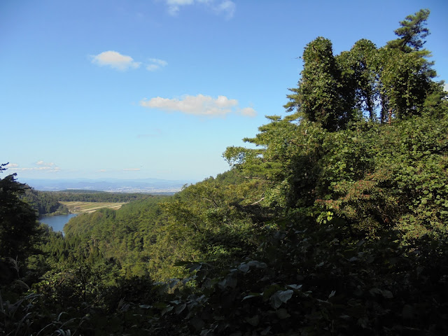 先に見えるのが赤松池です