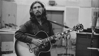 George Harrison en el estudio grabando "All Things Must Pass"