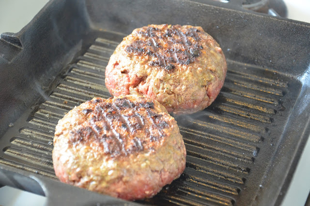 Het grillen van de burgers