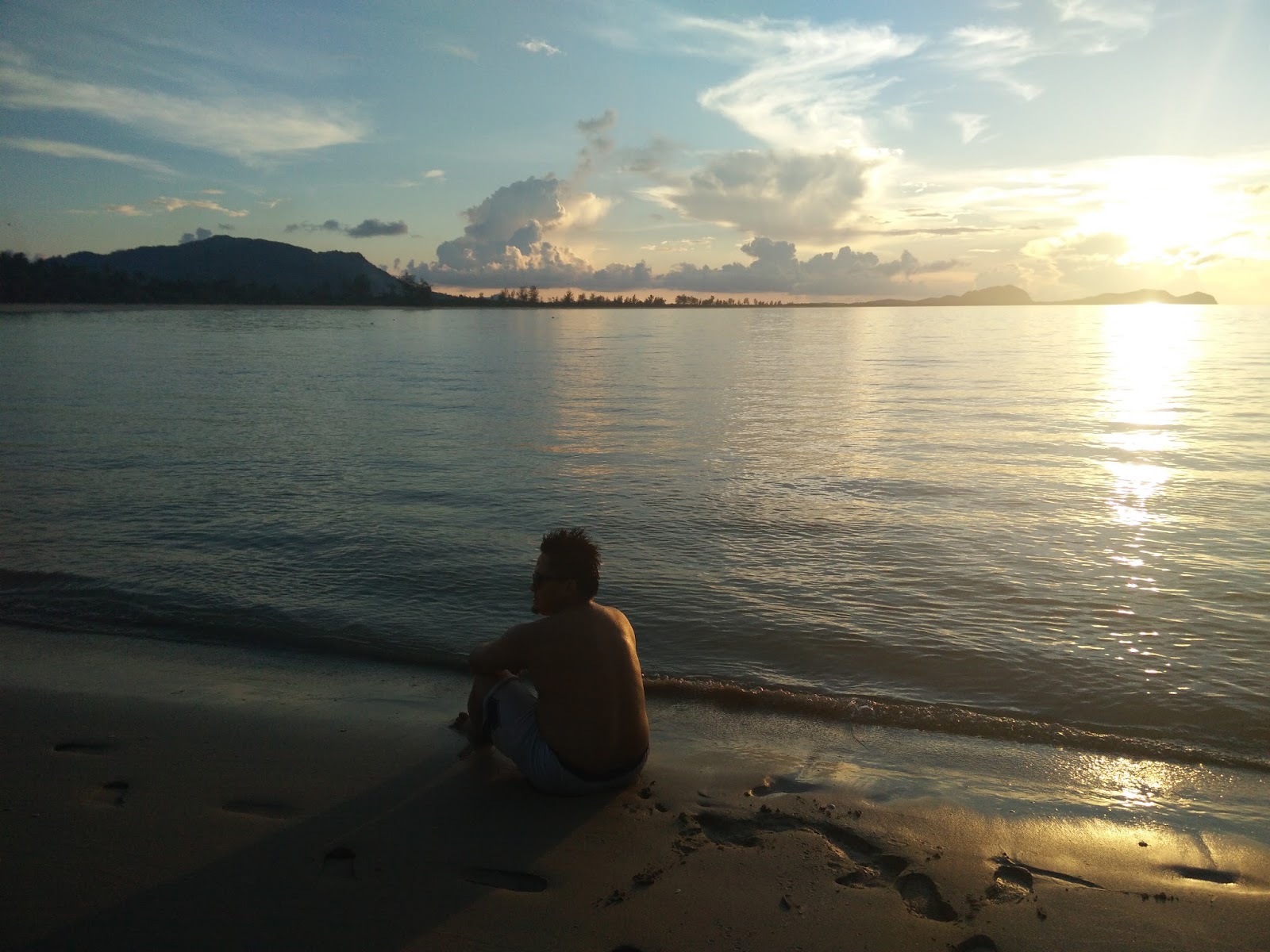 PERCUTIAN KE PULAU SERASAN INDONESIA PEMANDANGAN  SENJA  