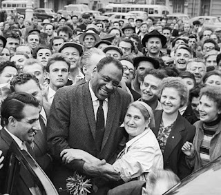 The American vocalist Paul LeRoy Robeson, individual from the World Peace Council, in Moscow