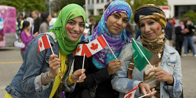 Sejarah Islam di Kanada  Komunitas muslim di kanada hampir seumur dengan negara Kanadanya sendiri. Empat tahun setelah pembentukan negara Kanada tahun 1867, di tahun 1871 sensus di Kanada menyebutkan ada 13 muslim diantara populasinya saat itu. Sejumlah besar Muslim Kroasia (dari Bosnia) datang ke tanah amerika sebagaimana Kristen Kroasia, beberapa datang ke amerika akibat perang dunia pertama yang berkecamuk disana.  Masjid Kanada pertama dibangun di Edmunton di tahun 1938, saat itu diperkirakan sudah ada sekitar 700 muslim di negara tersebut. Bangunan masjid tersebut kini menjadi bagian dari musium di Fort Edmonton Park. Tahun tahun setelah perang dunia kedua tampak dalam jumlah kecil peningkatan jumlah muslim disana. Sebagian dari mereka merupakan Muslim Kroasia dari Bosnia, yang merupakan bagian dari Hadhschar Division serta muslim tawanan Kroasia dari Bosnia. Namun sampai saat itu muslim Kanada masih sangat sedikit. Hanya setelah pencabutan kebijakan preferensi imigrasi di Eropa di penghujung tahun 1960-an baru terjadi peningkatan signifikan jumlah muslim yang masuk ke Kanada.