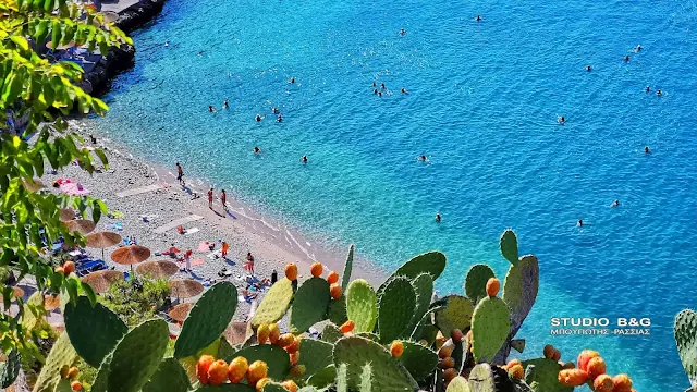 παραλία και κόσμος κάνει μπάνιο