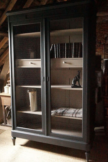 armoire-bibliothèque-rangement-patinée-noire-style-cabinet-de-curiosité-vintage