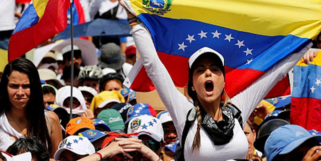 EFE  Las mujeres en Venezuela «están siendo apartadas» de espacios de poder, como gobernaciones y alcaldías, alertó este jueves la ONG Centro de Justicia y Paz (Cepaz), durante la presentación de un informe sobre el liderazgo femenino en la política del país.  Según el estudio, presentado de forma virtual, el 9 % de los 23 candidatos electos en noviembre de 2021 para las gobernaciones fueron mujeres, lo que supuso una disminución de 13 puntos de la participación femenina en estos cargos, que alcanzó el 22 % en el proceso electoral anterior, celebrado en 2017.  Además, de los «335 municipios de Venezuela, solo en 62 fueron electas mujeres», lo que representó «el 19 % del total», cuando en las elecciones de 2017 fue el 23 %.  «Solo hay dos mujeres gobernadoras en el país y además fuimos en retroceso (…) Nos encontramos con una pérdida de la presencia de liderazgo femenino en estos cargos», expresó Nicole Hernández, investigadora de Cepaz.  Por otra parte, la Asamblea Nacional (AN, Parlamento) de 2020 «quedó compuesto por solo 93 mujeres de 277 diputados», el 33 % del total, que, si bien supuso un incremento de 13,2 puntos respecto al Legislativo electo en 2015, «continúa siendo una representación bastante minoritaria», aseguró Hernández.  Explicó que las mujeres «están siendo apartadas de estos espacios de poder» como consecuencia de los «roles tradicionales de género, los estereotipos y las actitudes discriminatorias».  «La sociedad venezolana tiene muy marcada la mujer como la persona que cuida, la mujer madre, la mujer reproductiva, la mujer que hace trabajos domésticos en el hogar, trabajos, además, no remunerados y, además, les asigna características muy particulares, como sensible, cariñosa, sumisa y dependiente», dijo, mientras que a los hombres se les atribuyen «habilidades fuertes».  Las mujeres, prosiguió, tienen que «hacer muchísimo más esfuerzo para demostrar que pueden ser lideresas exitosas e, incluso, cuando exteriorizan estas habilidades fuertes, son tildadas como personas demasiado masculinas».  Además, señaló que los partidos políticos «tampoco consideran a las mujeres suficientes o capaces para lograr este objetivo de alcanzar el poder en un contexto autoritario» como en el que, afirmó, está Venezuela.  La investigadora indicó que, en los partidos, que son «un filtro fundamental para que una persona llegue a un espacio de poder», existe una «estructura piramidal en donde mientras hay más poder, hay menos mujeres», quienes «hoy están en la base» de las formaciones.  Sin embargo, hay algunas excepciones, ya que existen «seis partidos liderados por mujeres», algo que, «años atrás, no ocurría», lo que califica como «un avance». EFE