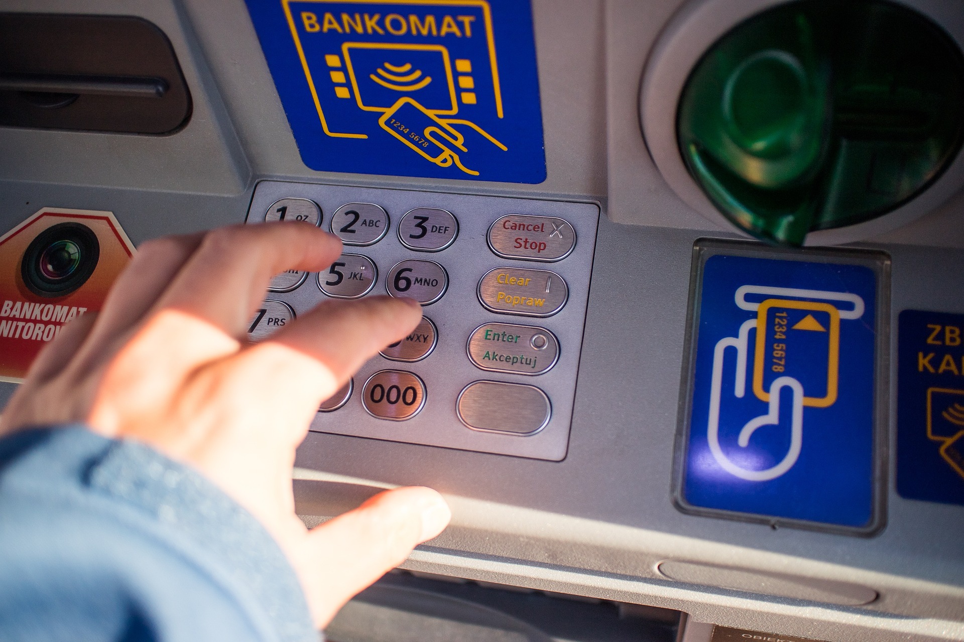 Image d'un distributeur automatique de billets, symbole courant de transactions bancaires, évoquant la situation où une carte peut être retenue ou avalée.