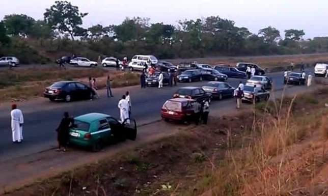 High way protest against bandits in kaduna (watch video) 