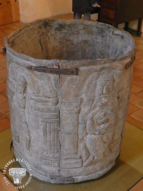 PONT-SAINT-ESPRIT (30) - Musée d'Art Sacré du Gard : Cuve baptismale romane en plomb (XIIe siècle)