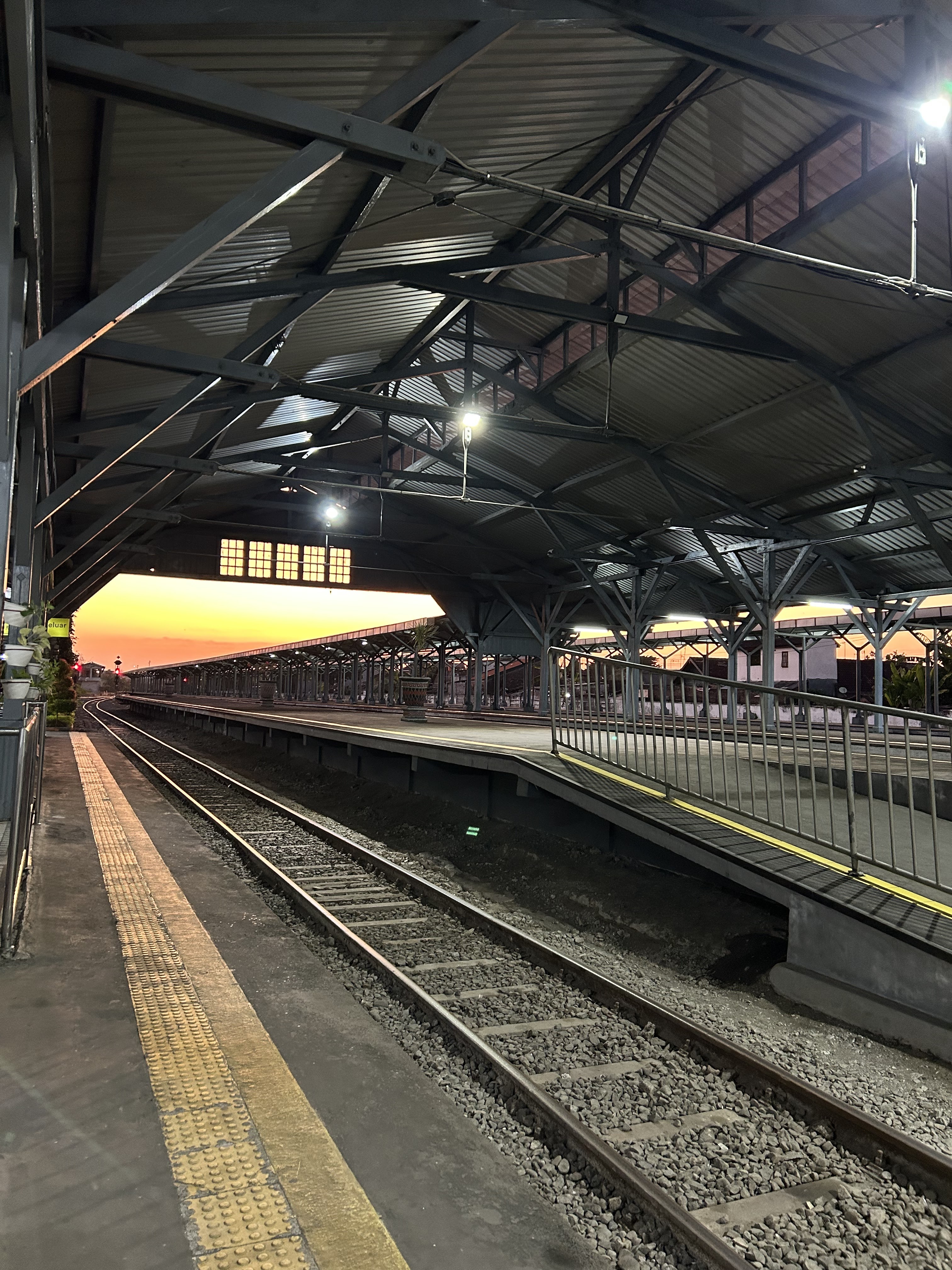 Stasiun Babat saat Matahari akan terbit.