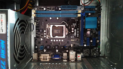 pasang motherboard di casing komputer