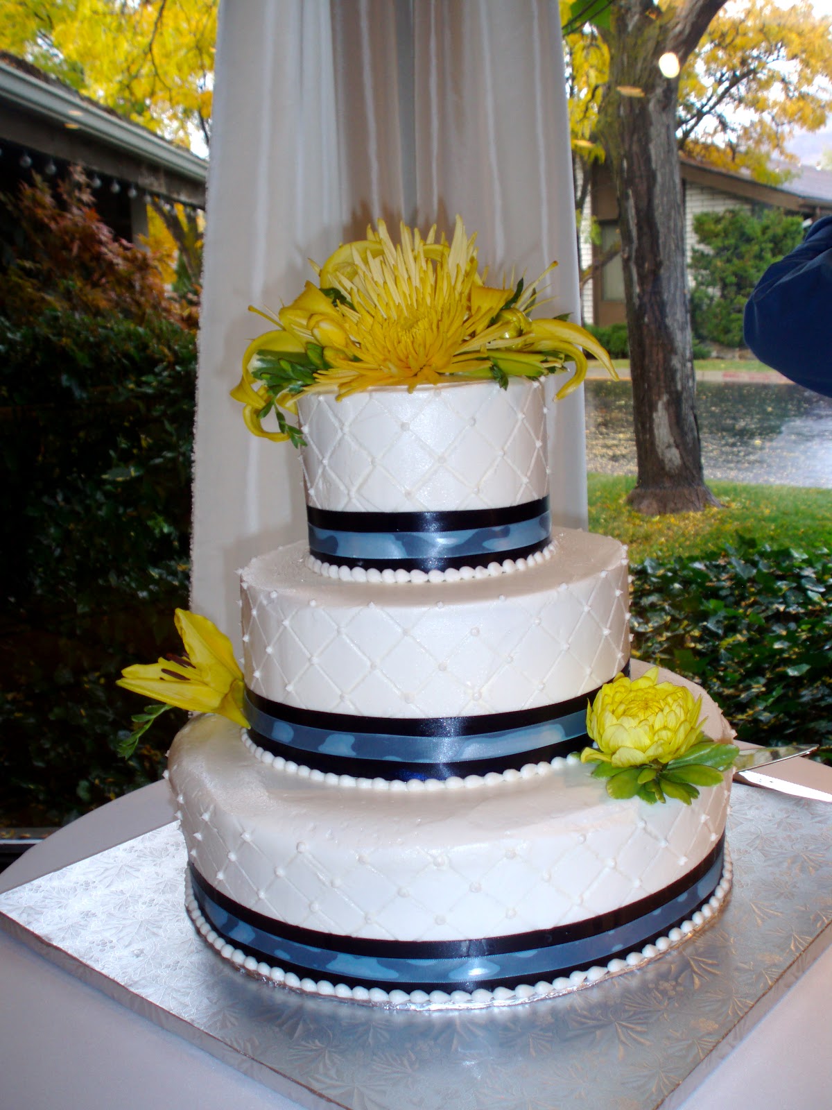 navy blue and white wedding cakes