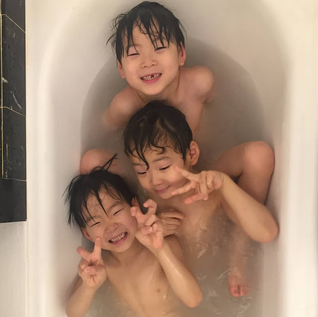 宋一國更新INS 三胞胎長大後也一起洗澡好歡樂