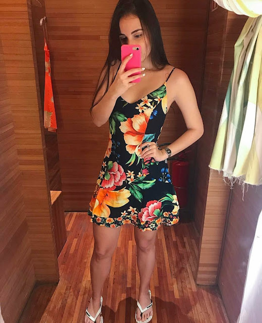 Vestido floral realçando com as havaianas farm