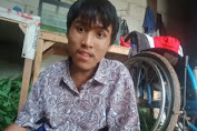 Nana Sutisna Seorang Pemuda Warga Bekasi Berharap Kepada Pemerintah Agar Peduli Terhadap Kondisinya dan Berharap Bisa Bertemu Presiden RI Serta Gubernur Jawa Tengah dan Menteri Pertahanan