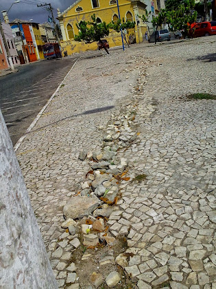 Quem fez essa esculhambação na Praça Colombo?