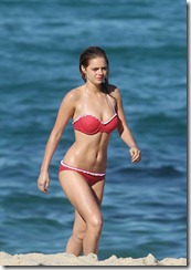 Samara-Weaving-Red-Bikini-Pictures-In-Sydney-03