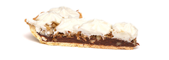 Tarte au chocolat au lait, noisettes et chantilly