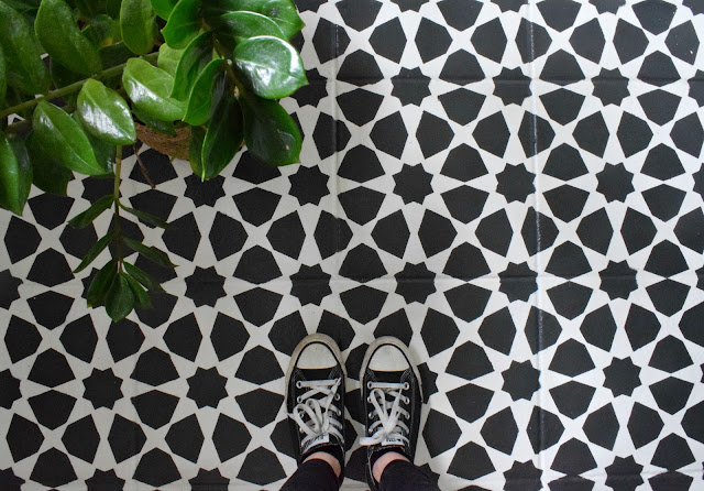 how to stencil a tile floor with chalk paint to get the look of Moroccan tile