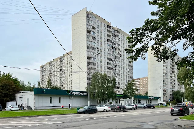 улица Зарянова, жилой дом 1991 года постройки, супермаркет «Перекрёсток»