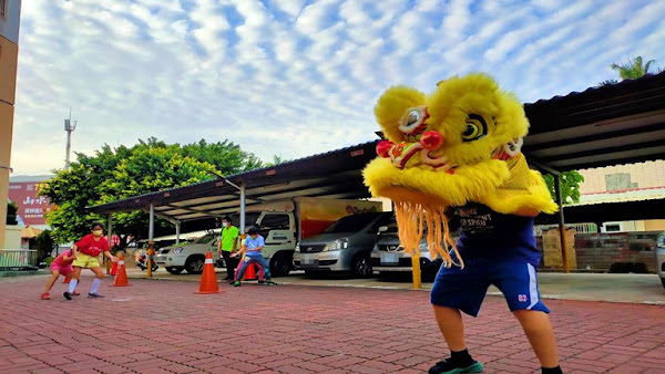 ▲小宇在彰化家扶中心戶外停車場練習舞獅。（圖／記者林明佑翻攝）