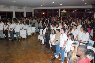 Alunos e familiares lotam o salão nobre da Casa de Portugal na formatura das primeiras turmas dos cursos do Point Jovem