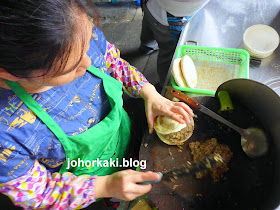 Shanghai-Street-Food-Chinese-Street-Burger-肉夹馍