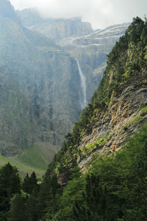 France. Pyrenees. Circus Gavarnie. Waterfall. Франция. Пиренеи. Цирк Гаварни. Водопад.