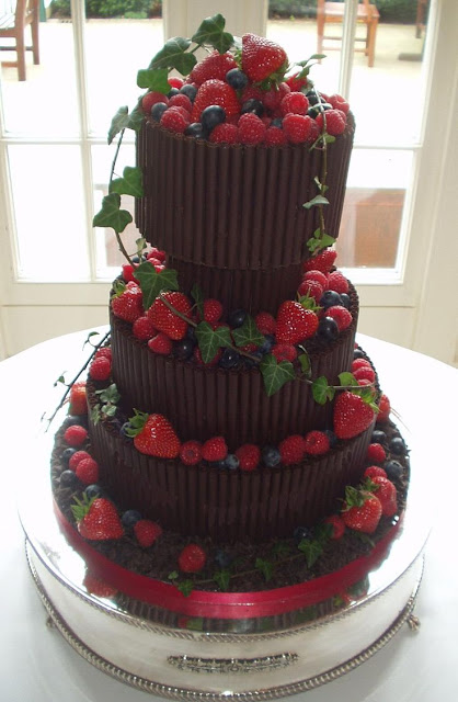 italian-wedding-cakes-decorations-with-strawberry-and-blackberry-and-Chocolate-Cigarello