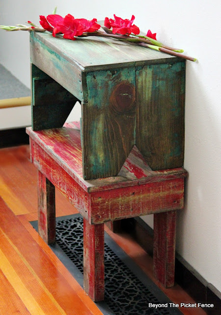 stool, pallet wood, reclaimed wood, paint technique, minwax stain, http://bec4-beyondthepicketfence.blogspot.com/2016/05/1-pallet2-stools.html