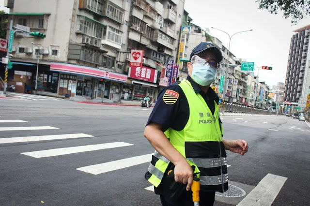 台北市警交通大隊警員石明謹兼差當電視台球評，受領報酬多達280餘萬元，違反公務員服務法規定，懲戒法院判降1級改敘，併罰款20萬元。圖／聯合報系資料照