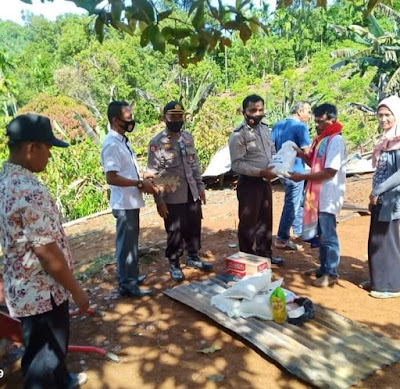 Wujud Kepedulian Polsek Sutera Berikan Bantuan Korban Kebakaran