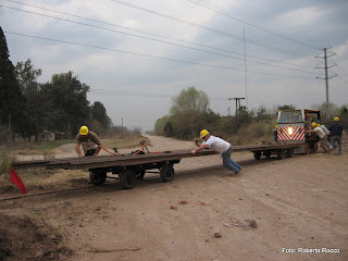 Carga, traslado y descarga de rieles (20 de Junio - Km 46)