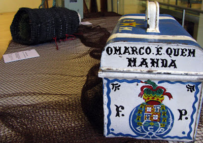 Antiga caixa de marmita de pescadores exposta no Centro Interpretativo da Afurada
