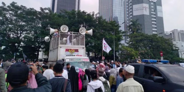 Mobil Komando FPI Dilarang Mengarah ke MK, Massa Dorong-dorongan