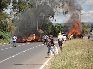 Pneus incendiados em protesto na Av. Leão Sampaio em Juazeiro do Norte.