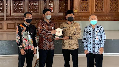  Dukung Implementasi INPRES Nomor 2 Tahun 2021, BPJS Naker Serahkan Penghargaan Kepada Pemkab Tuban