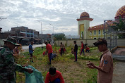 Karya Bakti Dalam Rangka Jumat Bersih, Babinsa Tanru Tedong Bersama Apdes dan Pelajar Bersihkan Monumen Andi Takko