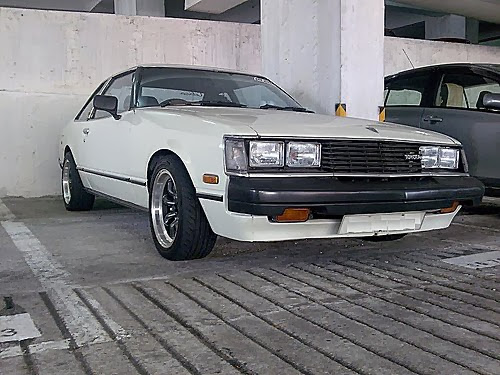 早前[註: 2008-09年)於停車場內發現有輛上了年紀之“住客” - Celica ST 5-Speed 。此耆英住客首次登記日為80年1月，汽缸容積1598c.c.，屬第二代 (1978-1981) A40系款式，由美國豐田設計室設計。 #豐田 #Celica #CelicaST #CrownMotors #皇冠車行 #A40 #A50 #トヨタ #セリカ