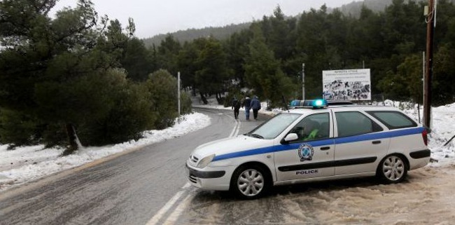 Με αντιολισθητικές αλυσίδες η κυκλοφορία στην Πάρνηθα ! Στα λευκά ντύθηκε το βουνό