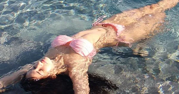 Disha Patani pink bikini sexy body underwater