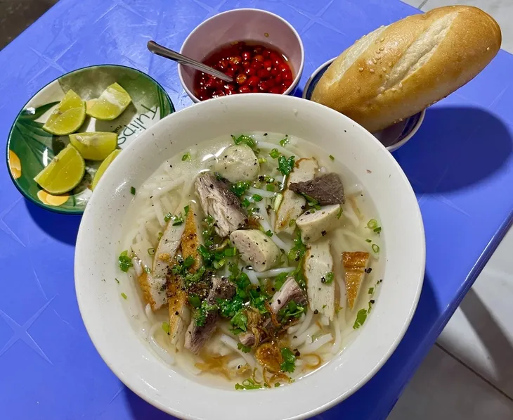 Tô bánh canh Phan Rang đầy đủ có chả cá, chả lụa gói lá và cá dầm ở quán chị Hiền, chợ Lạc Quang