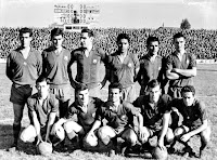 C. F. BARCELONA. Temporada 1962-63. Pesudo, Foncho, Garay, Benítez, Villaverde y Fusté. Zaballa, Kocsis, Cayetano Ré, Pereda y Vicente. REAL OVIEDO 3 C. F. BARCELONA 1. Domingo 04/11/1962. Campeonato de Liga de 1ª División, 8ª jornada. Oviedo, Asturias, estadio Carlos Tartiere. Árbitro: Daniel Zariquiegui Izco, Navarra. Entrenadores: Real Oviedo: Juan Ochoa; Barcelona: Ladislao Kubala. Clasificación Liga: Real Oviedo: 3er. puesto, 33 puntos. Barcelona: 6º puesto, 31 puntos. GOLES: 1-0: 15’, José María. 2-0: 25’, Parés. 2-1: 67’, Vicente. 3-1: 75’, Girón.