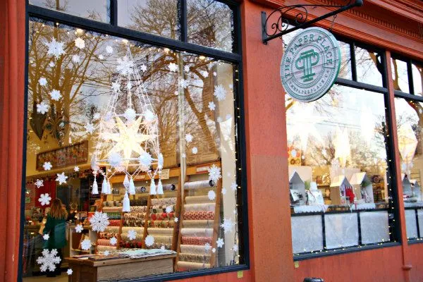 store window featuring a white paper pajaki