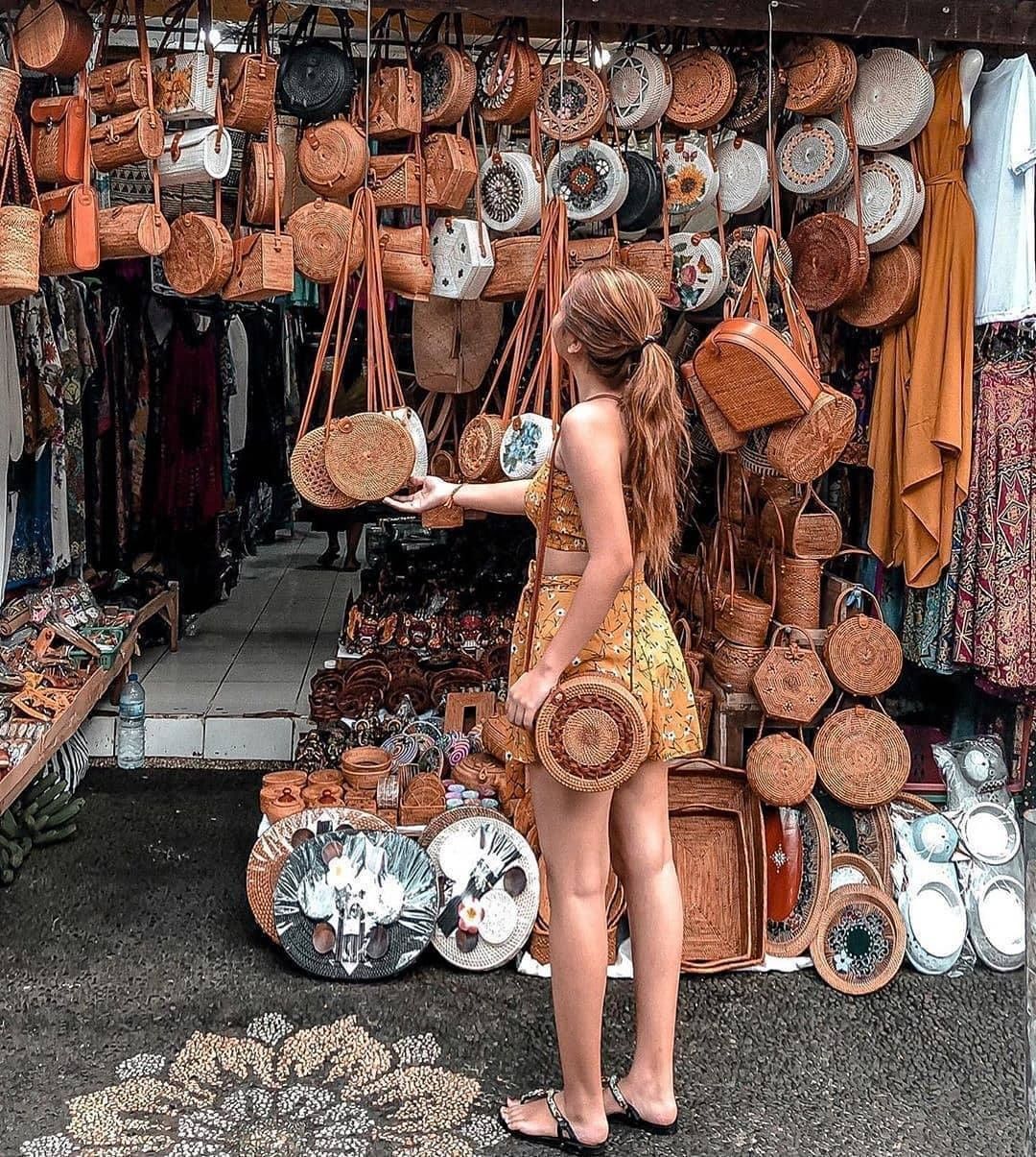 Pasar Seni Ubud adalah syurga untuk para wisatawan yang ingin berbelanja kerajinan tangan khas Bali. Ubud Art Market yang secara lokal dalam penyebutannya sebagai 'Pasar Seni Ubud' yang terletak di seberang Puri Saren Royal Ubud Palace