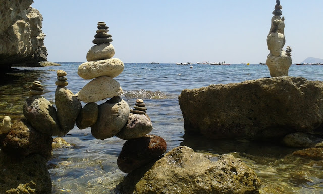 Piedras en equilibrio, land art, Agua Amarga,Planeta Bilbao