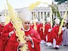Bergoglio lo expulsó por fraude, pero se aferra a ir a cónclave