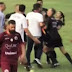 Vídeo: Técnico é demitido após dar cabeçada em bandeirinha em jogo